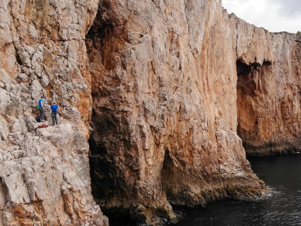 Sportklettern in der Algarve , Kletterer an der Klippe in Sagres 