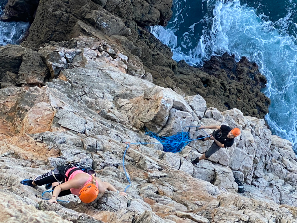 Sportklettern in der Algarve , Kletterer an der Klippe in Sagres 